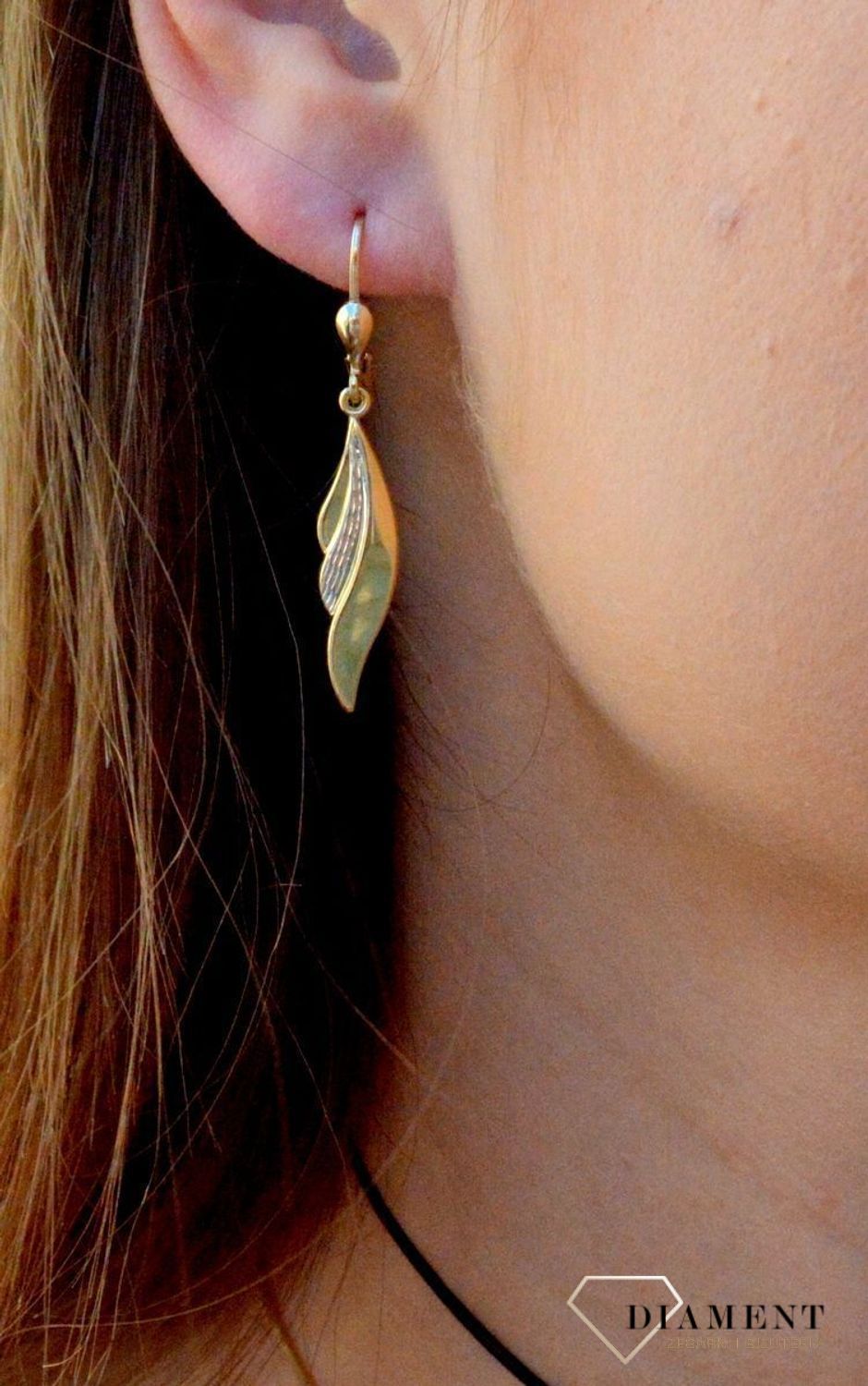 Złote kolczyki długie 333 wiszące zdobione prostą formą KL 5462 333. Złote kolczyki długie 333 wiszące zdobione prostą formą. Piękne złote kolczyki z zapięciem na bigiel angielski wykonanej z żółtego.jpg